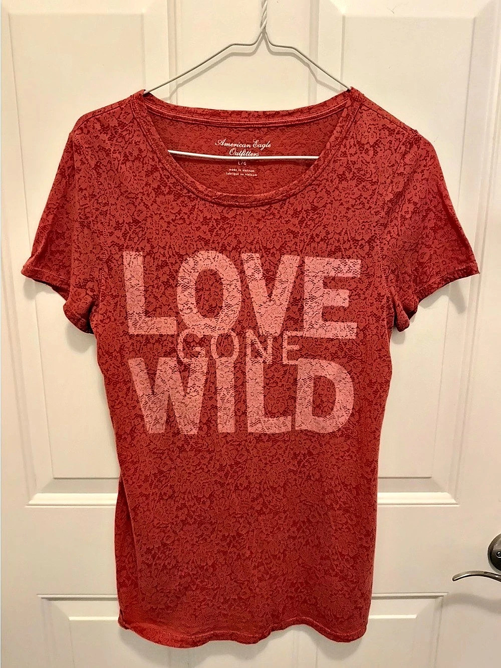 American Eagle Outfitters Short Sleeve Graphic Tee in Red Size Large Like New
